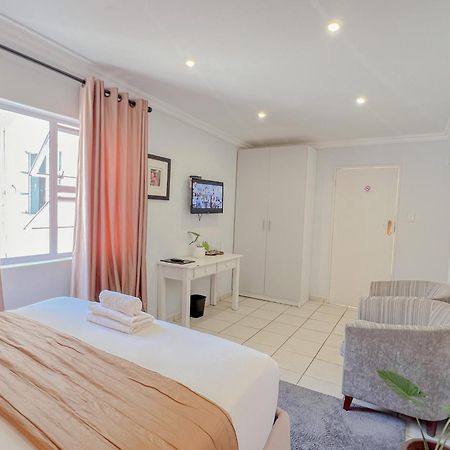 Amoris Guesthouse - In Brooklyn พริทอเรีย ภายนอก รูปภาพ